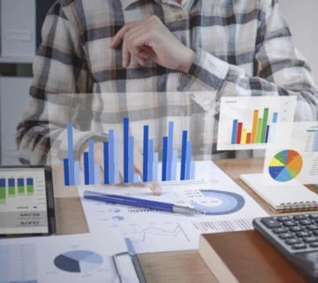 Businesspeople working finance accounting analyze financi 768x456 1 360x320
